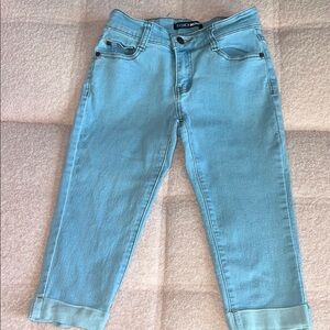 Fashion Nova Light Wash Denim Capris Size 0